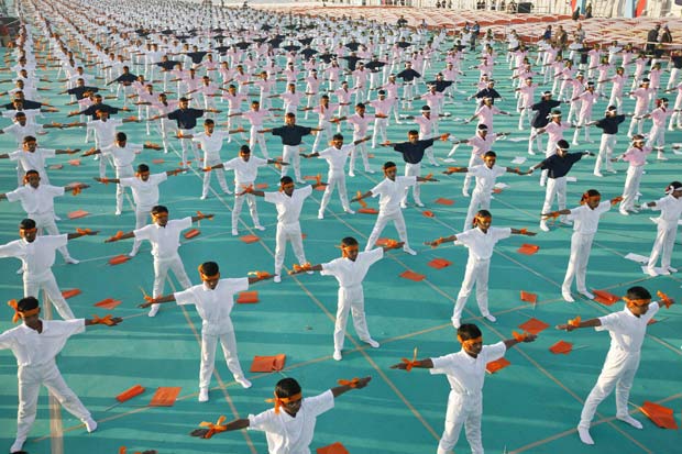 Cerca de 6 mil crianças participaram na terça-feira de uma aula de ioga na cidade indiana de Ahmedabad.