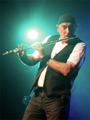 O flautista Ian Anderson, líder do Jethro Tull