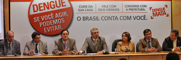 O ministro da Saúde, Alexandre Padilha (centro), durante o anúncio do mapa de risco da dengue