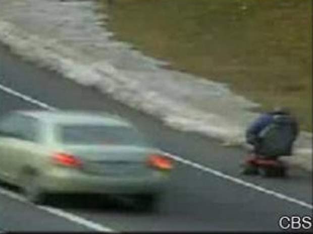 Homem foi flagrado dirigindo uma cadeira de rodas motorizada em rodovia.