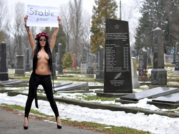 Ativista do grupo feminista Femen protesta nesta quarta-feira (12), em Cemitério da capital, Kiev, contra o governo do premiê Viktor Yanukovych. O grupo comparou a 'estabilidade' propalada pelo governo com a 'paz dos cemitérios'.