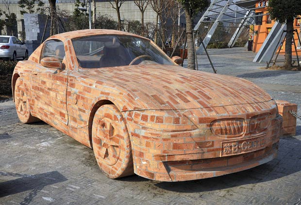 O chinês Dai Geng criou uma réplica de uma BMW Z4 feita com tijolos.