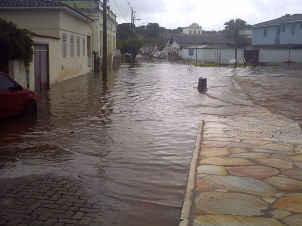 Rio Vermelho, que corta Goiás (GO), transbordou na madrugada de segunda-feira (10)