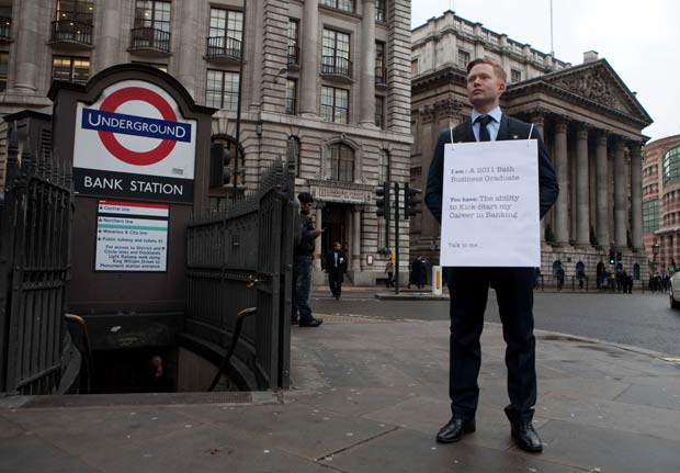 Em vez de currículos, James Elgeti oferece serviços nas ruas de Londres.