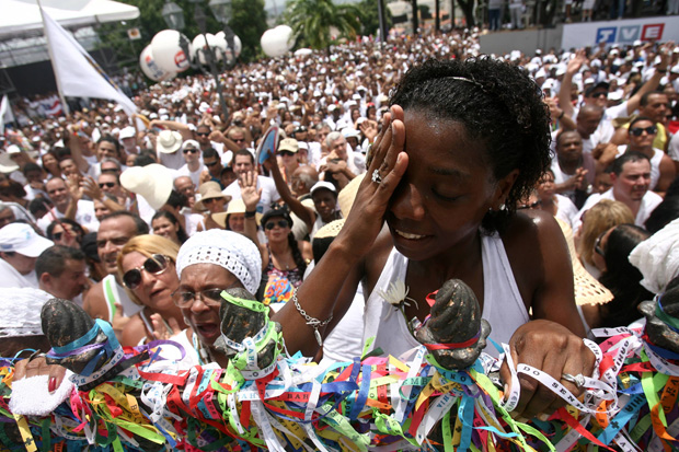 Multidão participa da Lavagem do Bonfim, em Salvador
