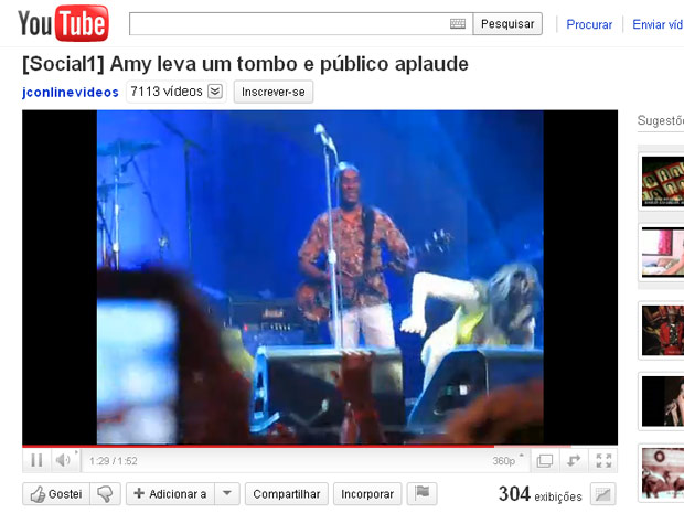 Vídeo no YouTube mostra momento da queda de Amy Winehouse em 
show no Recife nesta quinta-feira (13).