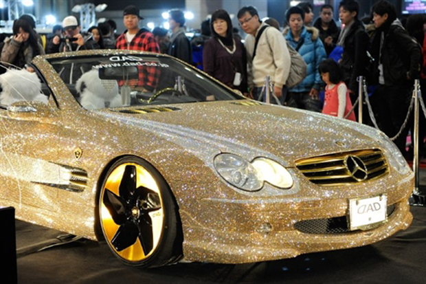 Além dos cristais, unidade da Mercedes tem rodas banhadas a ouro