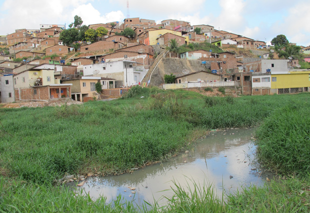 Casas irregulares e falta de saneamento são problemas graves em Ipojuca.