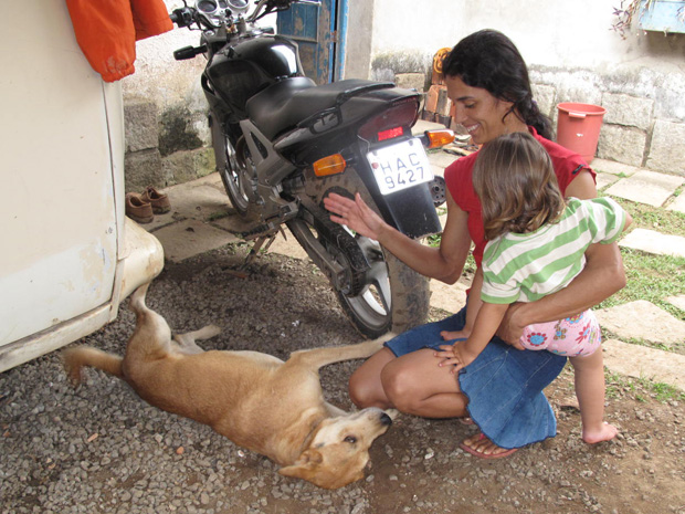 Cachorro Falcon reencontra dona um dia após se perder em Teresópolis