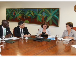 Presidenta Dilma Rousseff e a ministra Miriam Belchior recebem o vice-presidente do Banco Mundial, Otaviano Canuto, e o diretor do Banco Mundial para o Brasil, Makhtar Diop, no Palácio do Planalto 