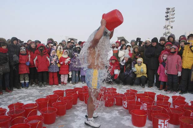Jin Songhao despejou sobre si 90 baldes de água gelada.