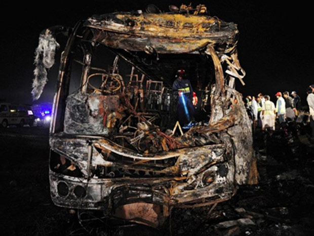 Após colisão, ônibus e caminhão-tanque pegaram fogo