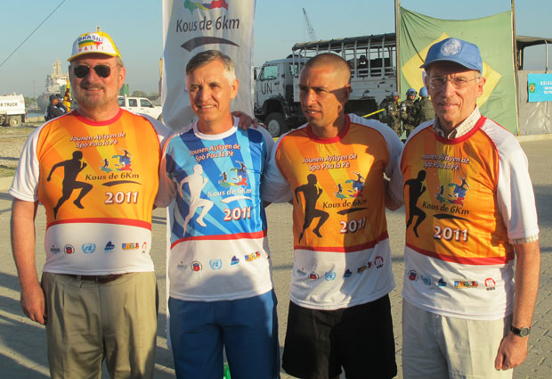 Igor Kipman (de boné amarelo), Coronel Altair Polsin, Febrício Lima (secretário de esportes de Manaus) e Edmond Mulet (de boné azul)