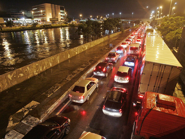 Motoristas que trafegavam pela Marginal Tietê, na altura da Ponte das Bandeiras, enfrentaram trânsito complicado na noite deste domingo. O Rio Tietê transbordou e deixou a marginal em estado de alerta