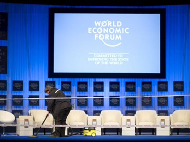 Funcionária limpa palco do encontro em Davos, na Suíça
