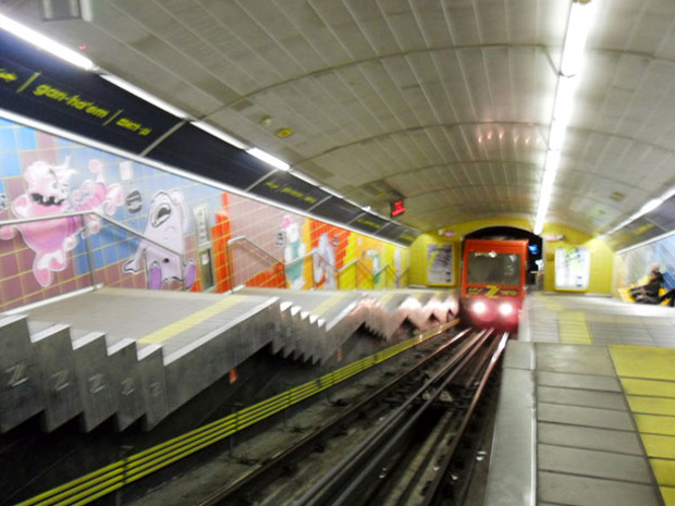 Com sistema funicular, tem apenas seis estações, numa viagem total de menos de 10 minutos.
