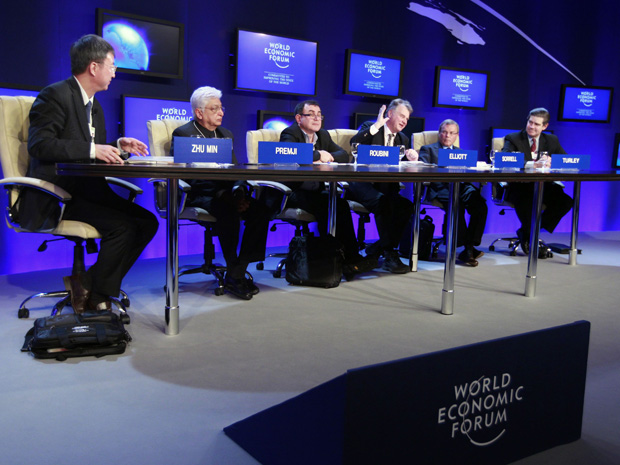 Participantes do Fórum Econômico Mundial, em Davos, no panel de discussão sobre a nova realidade econômica, nesta quarta-feira (26).