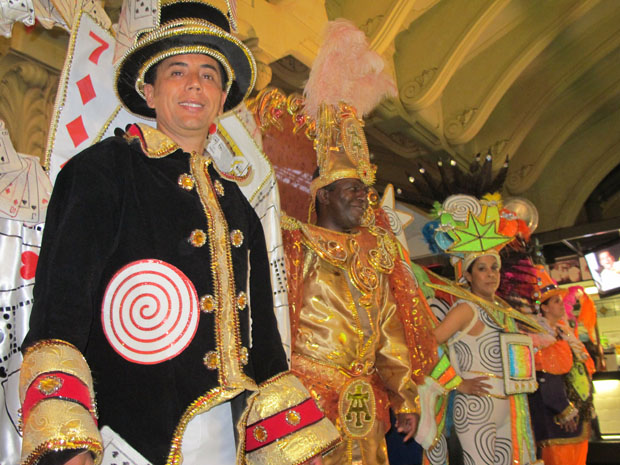 Escolas do Carnaval de São Paulo apresentam fantasias no Mercado Municipal