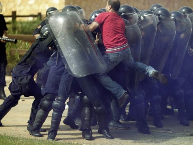 Ativista parte para cima de policiais na Capital Cairo.