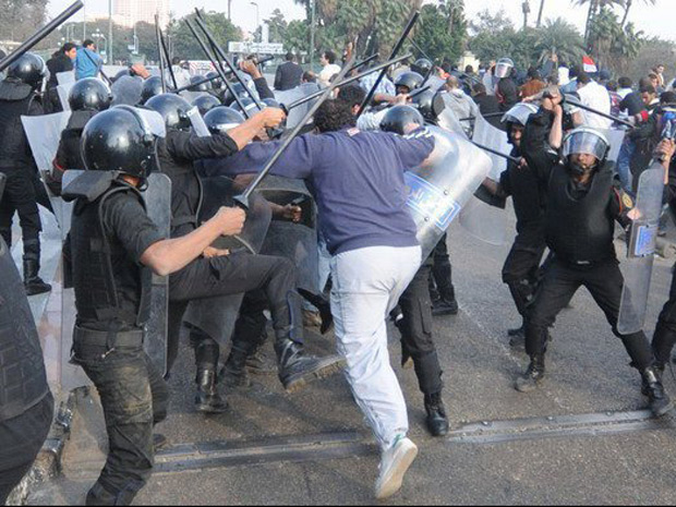 Ativista parte para cima de policiais no centro da Capital Cairo.