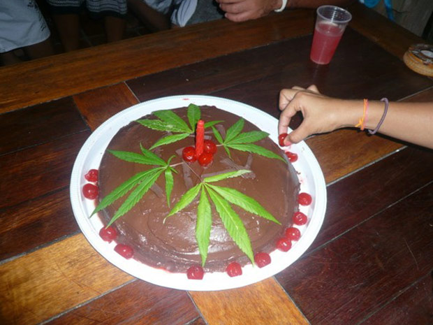 Imagem do bolo de chocolate e maconha que foi servido em festa de aniversário em praia da Bahia