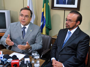Os deputados Sandro Mabel (esq.) e Lincoln Portela durante entrevista em 25 de janeiro