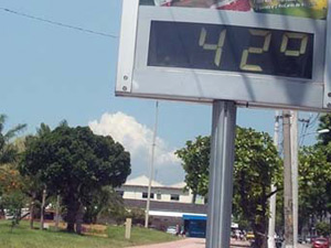 Termômetros de rua marcaram 42 graus em Padre Miguel, na Zona Oeste