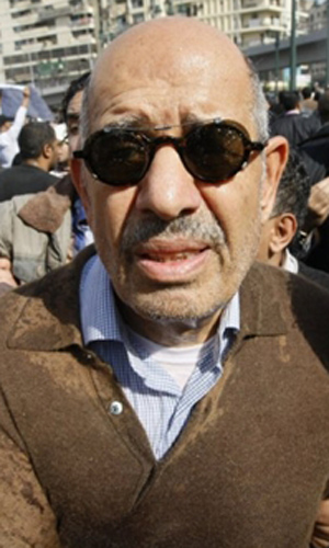 O opositor Mohamed ElBaradei durante protestos nesta sexta-feira (28) no Cairo