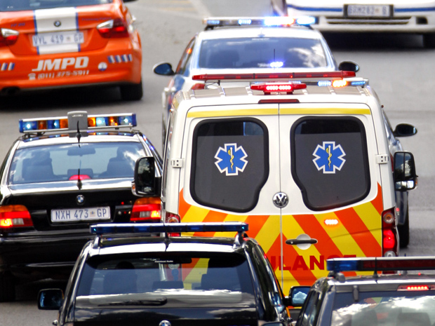 Ambulância que leva Nelson Mandela deixa hospital em Johannesburgo nesta sexta-feira (28)