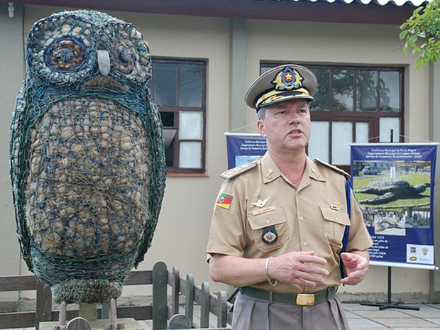 Escultura foi instalada ao lado do ninho de uma coruja buraqueira, típica de Tramandaí (RS)