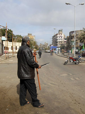 Egípcios se armam com paus, correntes e facas para proteger bairros de saqueadores