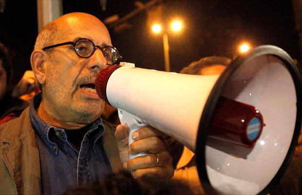 Elbaradei fala a manifestantes na Praça Tahrir neste domingo (30)