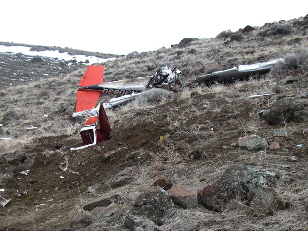 Foto divulgada pela polícia mostra os destroços de avião monomotor Cessna 182 que caiu em despenhadeiro próximo a Adrian, no estado americano do Oregon, neste domingo (30). Três pessoas, naturais do estado de Idaho, morreram no acidente.