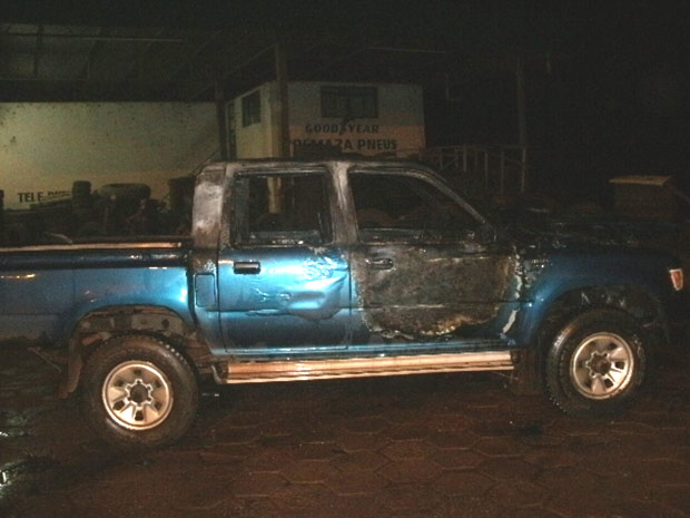 Carro foi incendiado pelo dono após capotamento em rodovia em Rondônia