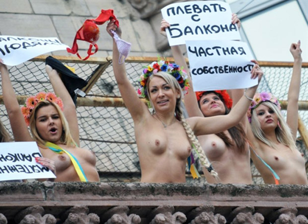 Ativistas do grupo feminista ucraniano Femen mostram cartazes nesta terça-feira (1º) durante protesto no centro de Kiev. Os cartazes dizem: 'Sacadas são propriedade privada'. Elas protestam contra plano da prefeitura de, por conta da Eurocopa 2012, probir os moradores de aparecerem nus ou seminus nas sacadas de seus prédios.