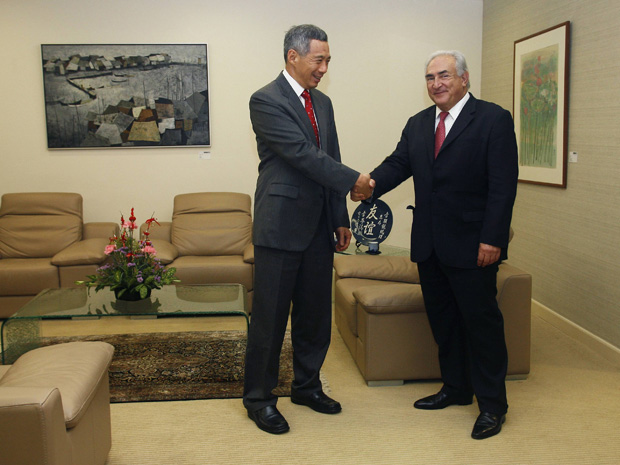 Primeiro-ministro de Cingapura, Lee Hsien Loong (E), encontra o diretor-geral do FMI, Dominique Strauss-Kahn, em Istana, Cingapura.