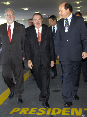Presidente do Senado, senador José Sarney, chega para a posse dos parlamentares eleitos em 2010