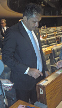O deputado Tiririca experimenta o sistema de votação no plenário da Câmara