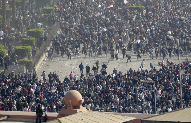Manifestantes pró e contra Mubarak se enfrentam na praça Tahrir, no centro do Cairo, nesta quarta-feira (2)
