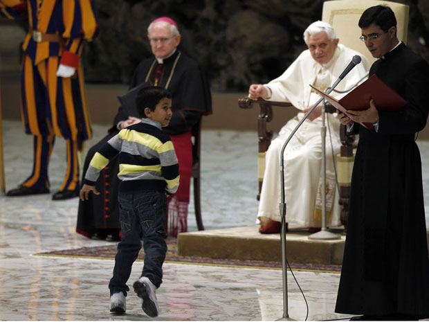 O menino recebe a bênção de Bento XVI