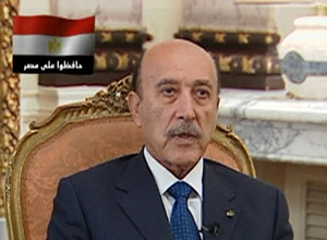O vice-presidente do Egito, Omar Suleiman, fala na TV estatal nesta quinta-feira (3) (Foto: Reuters)