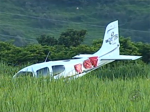 Avião de pequeno porte faz pouso forçado no interior de SP (Foto: Reprodução/TV Tem)