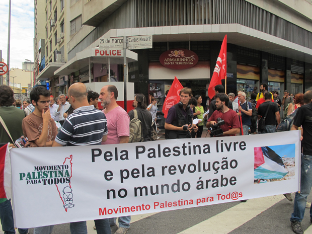 Protesto reúne 200 pessoas, segundo a PM (Foto: Roberta Steganha/G1)