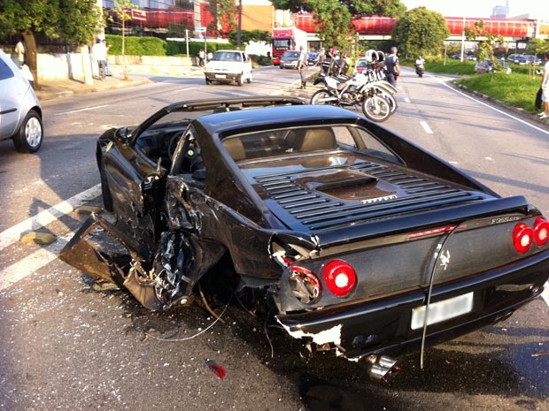 Ferrari ficou parcialmente destruída em acidente na Marginal Pinheiros (Foto: Marília Juste/G1)