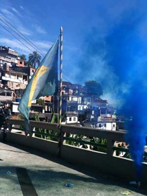 Fumaça azul Morro dos Prazeres - Santa Teresa - Rio (Foto: Thamine Leta / G1)