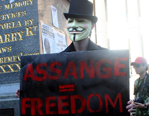 Foto de membro do Anonymous em ação pró-Wikileaks. 'Assange = Liberdade' (Foto: Takver/Flickr/Creative Commons)