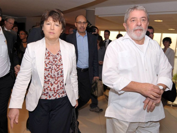 O ex-presidente Luiz Inácio Lula da Silva e a presidente do Partido Socialista da França, Martine Aubry, em encontro durante o Fórum Social Mundial, nesta segunda-feira (7), em Dacar, Senegal. (Foto: AP)