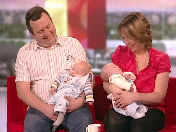 Os bebês Alexander e Louis nasceram de embriões selecionados (Foto: BBC)