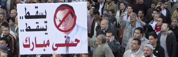 Manifestantes protestam na Praça Tahrir nesta terça-feira (8) (Foto: AP)