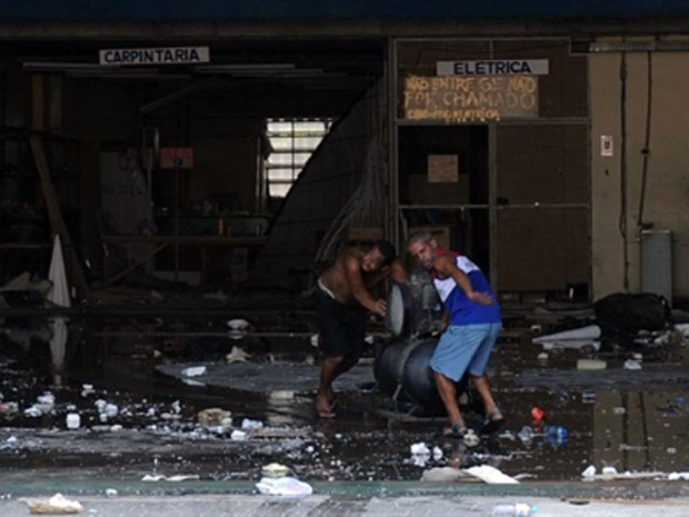 Barracão da União da Ilha destruído (Foto: Vanderlei Almeida/AFP)